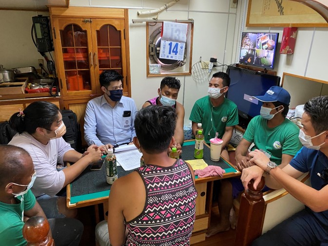 BV稽核員至漁船進行船員訪談