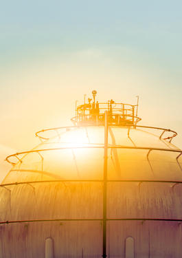 LNG storage with a sunset background_AdobeStock (HQ圖庫)
