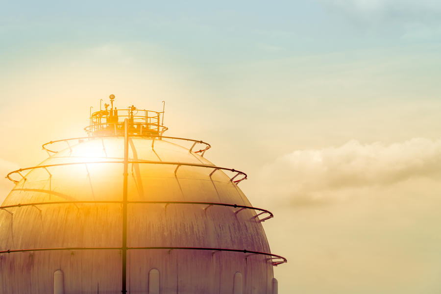 LNG storage with a sunset background_AdobeStock (HQ圖庫)